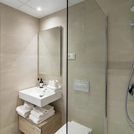 Lme133a- Stunning Flat Close To In *