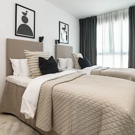 Lme133a- Stunning Flat Close To In *